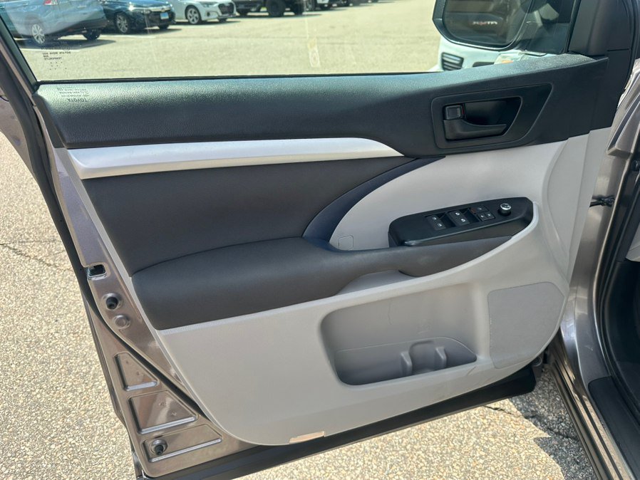Used 2017 Toyota Highlander LE AWD/4WD image 10
