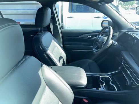 Used 2025 Chevrolet Traverse LT FWD image 3