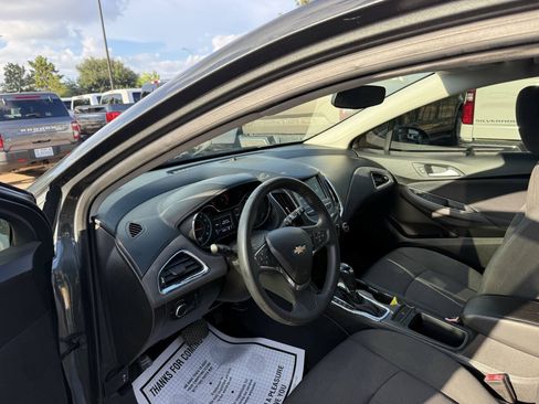 Used 2018 Chevrolet Cruze LT w/ Convenience Package FWD image 6