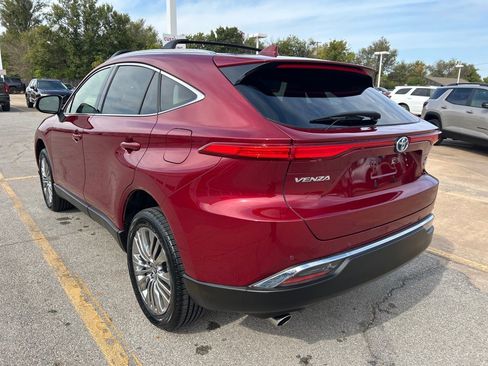 Used 2022 Toyota Venza XLE image 7