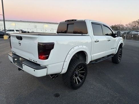 Used 2018 Nissan Titan SV w/ SV Convenience Package image 5