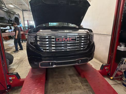 Used 2023 GMC Sierra 1500 Denali w/ Denali Reserve Package AWD/4WD image 3