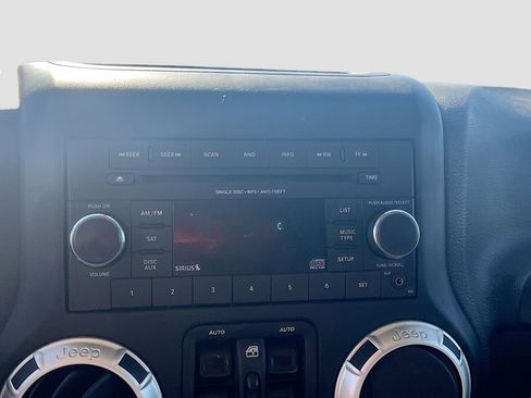 Used 2018 Jeep Wrangler Unlimited Sahara AWD/4WD image 13