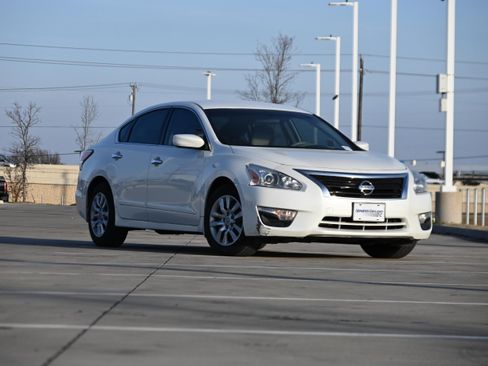 Used 2014 Nissan Altima 2.5 S w/ Display Audio Package image 2