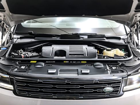 Used 2025 Land Rover Range Rover Sport SE image 11