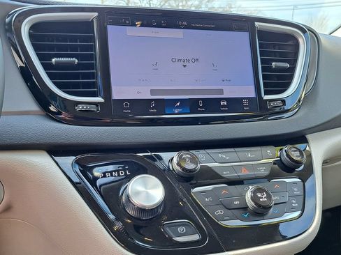 Used 2024 Chrysler Pacifica Touring-L FWD image 11