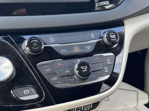 Used 2022 Chrysler Voyager LX image 14