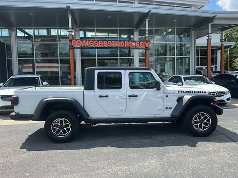 Used 2024 Jeep Gladiator Rubicon w/ Technology Group AWD/4WD image 2