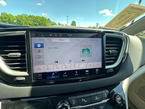 Used 2023 Chrysler Pacifica Touring-L FWD image 19