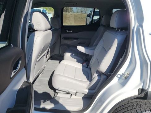 Used 2023 GMC Acadia SLT w/ Technology Package image 18