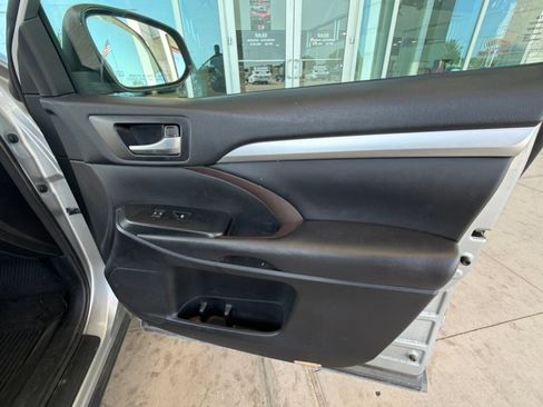 Used 2018 Toyota Highlander XLE w/ Protection Package #3 AWD/4WD image 31