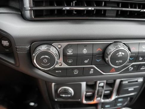 New 2026 Jeep Wrangler Unlimited Sahara AWD/4WD image 15