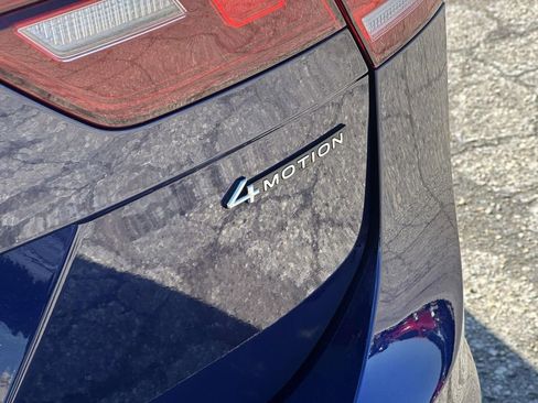 Used 2023 Volkswagen Tiguan SE w/ Panoramic Sunroof Package image 12