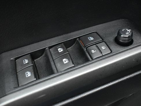 Used 2020 Toyota Tacoma TRD Off-Road AWD/4WD image 13