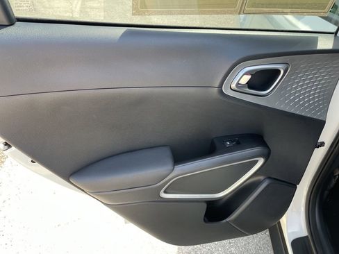 Used 2025 Kia Soul LX w/ LX Technology Package image 40