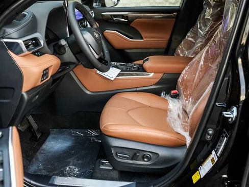 New 2026 Toyota Highlander Platinum AWD/4WD image 15