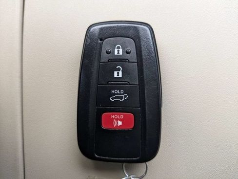 Used 2021 Toyota Highlander XLE AWD/4WD image 31