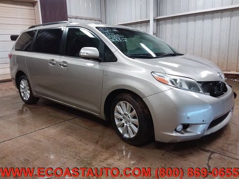Used 2017 Toyota Sienna Limited image 4