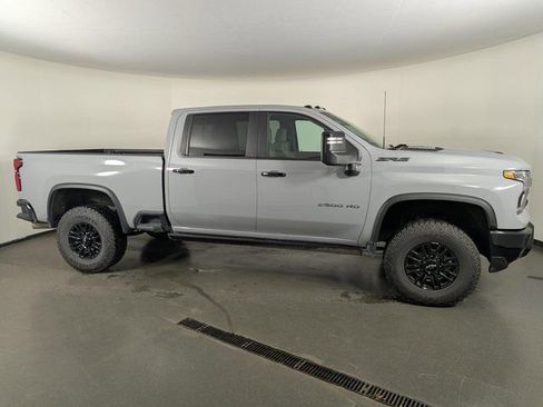 Used 2025 Chevrolet Silverado 2500 ZR2 w/ Technology Package image 8