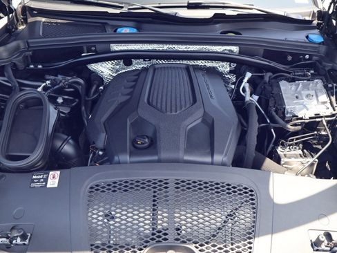 Certified 2025 Porsche Macan AWD/4WD image 26