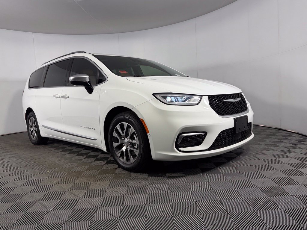 Used 2023 Chrysler Pacifica Pinnacle FWD image 5
