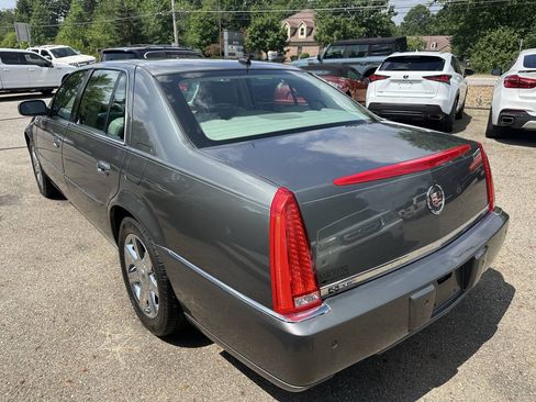 Used 2006 Cadillac DTS w/ Trunk Convenience Package FWD image 4