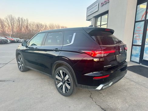 Used 2025 Mitsubishi Outlander SE image 6