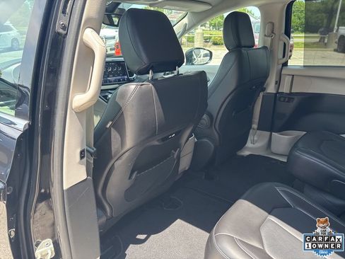 Used 2024 Chrysler Pacifica Touring-L FWD image 30