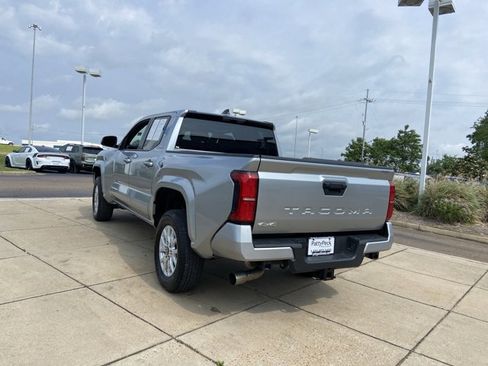 Used 2025 Toyota Tacoma SR5 AWD/4WD image 5