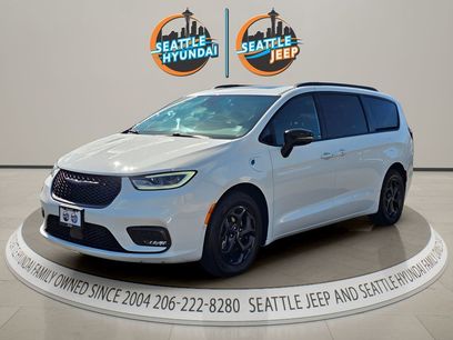 Used 2023 Chrysler Pacifica Limited w/ S Appearance Package