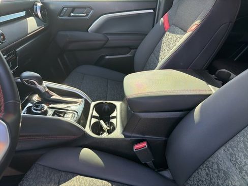 Used 2024 Chevrolet Colorado Z71 w/ Z71 Convenience Package 2 image 11