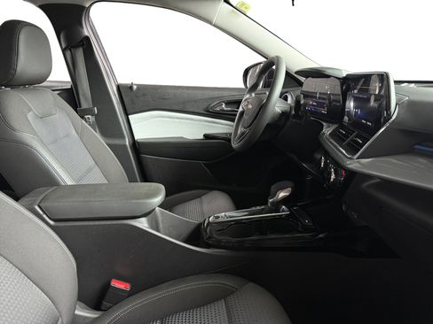 Used 2025 Chevrolet Trax LT image 12