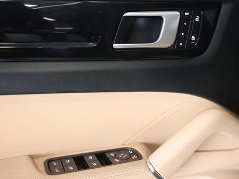 Used 2022 Porsche Cayenne AWD/4WD image 26
