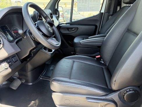 Used 2025 Mercedes-Benz Sprinter 2500 image 18