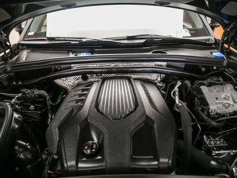 Certified 2026 Porsche Macan AWD/4WD image 32