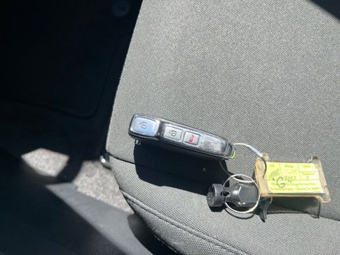 Used 2025 Kia Sportage LX image 21