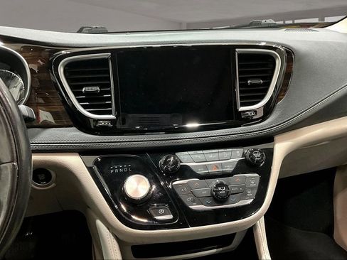 Used 2022 Chrysler Pacifica Limited FWD image 6