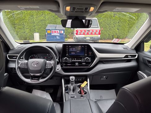 Used 2020 Toyota Highlander XLE AWD/4WD image 16