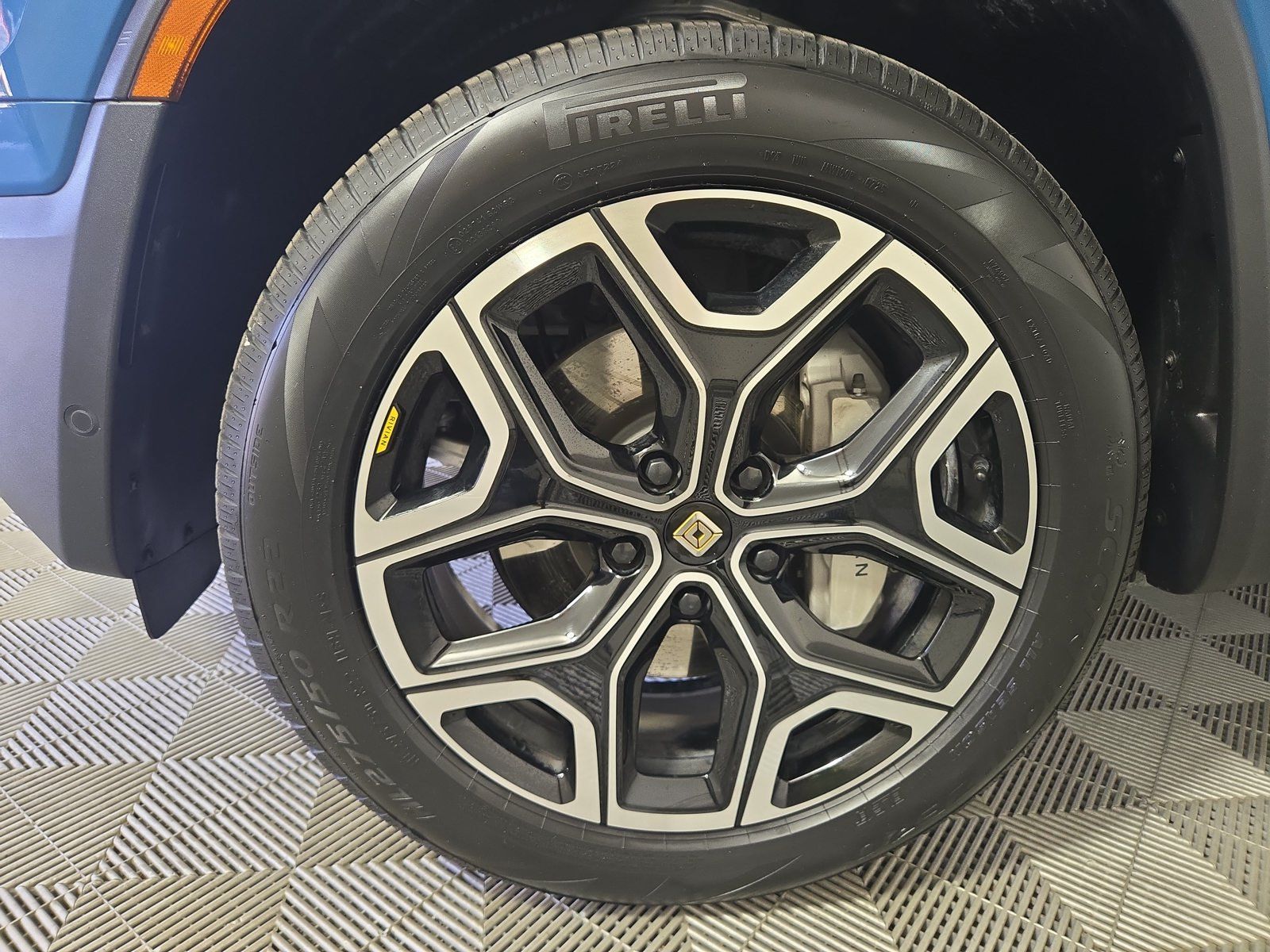 Used 2025 Rivian R1S Adventure Dual AWD/4WD image 9
