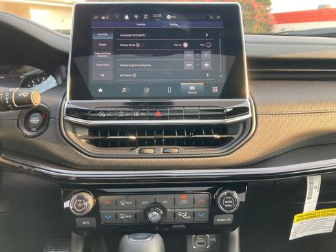 New 2025 Jeep Compass Latitude w/ Sun & Sound Group image 18