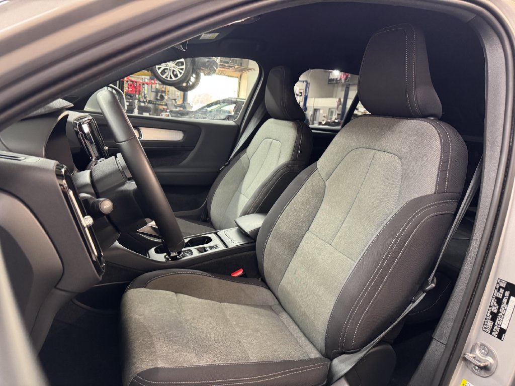 Used 2024 Volvo XC40 B5 Core AWD/4WD image 17