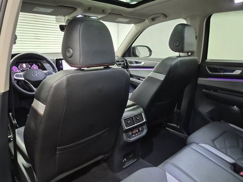 Used 2025 Volkswagen Atlas Peak Edition SE image 17