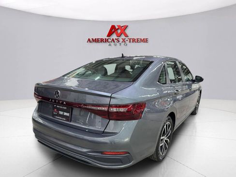 Used 2025 Volkswagen Jetta SE FWD image 6