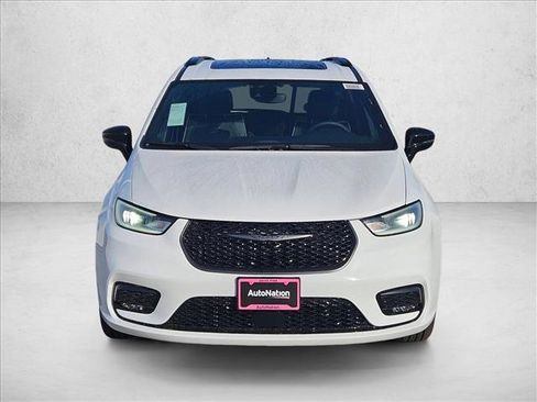 New 2026 Chrysler Pacifica Limited image 2