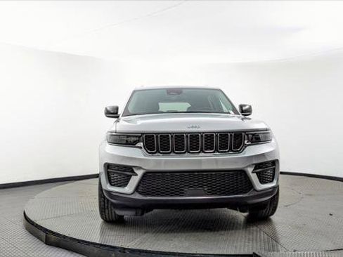Used 2023 Jeep Grand Cherokee Laredo image 12
