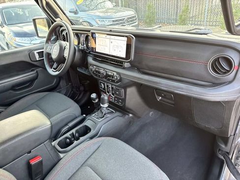 Used 2025 Jeep Wrangler Rubicon image 12