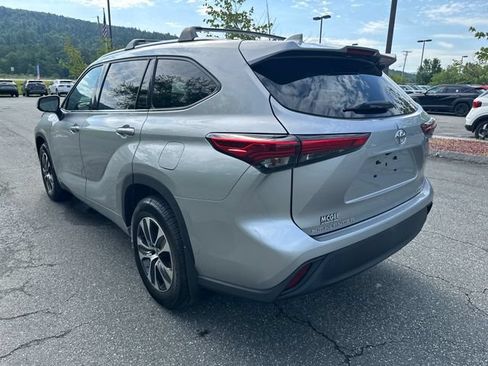 Used 2021 Toyota Highlander XLE AWD/4WD image 3