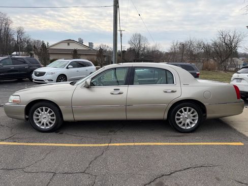 Used 2006 Lincoln Town Car Signature image 6