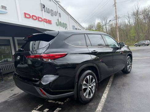 Used 2022 Toyota Highlander XLE AWD/4WD image 8
