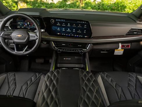 Used 2025 Chevrolet Tahoe Premier AWD/4WD image 18
